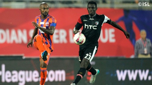 Didier Zokora en el duelo entre Pune City vs. Northeast United