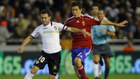 J Mata y A Herrera en la pugna por un balón. Ahora son compañeros | SkySports