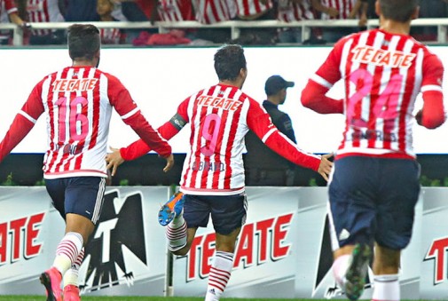 chivas-don-pink-numbers-to-raise-awareness-of-cancer-2