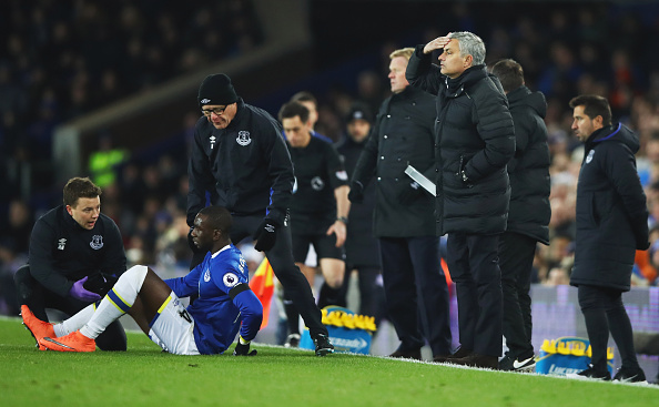 LIVERPOOL, ENGLAND - DECEMBER 04:  Jose Mourinho manager of Manchester United reacts as Yannick Bolasie of Everton is given treatment during the Premier League match between Everton and Manchester United at Goodison Park on December 4, 2016 in Liverpool, England.  (Photo by Clive Brunskill/Getty Images)